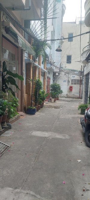 nhà đẹp 4 tầng hẻm xe hơi ngay trần hưng đạo tt quận 5. gần trần bình trọng, cầu nguyễn văn cừ.