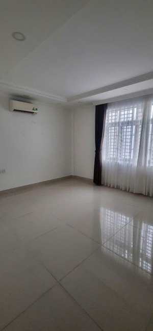 bán gấp nhà phố kdc 13e intreco nằm sau trường đại học văn hiến.5x20 gồm 1tr 3lau.giá 7ty5