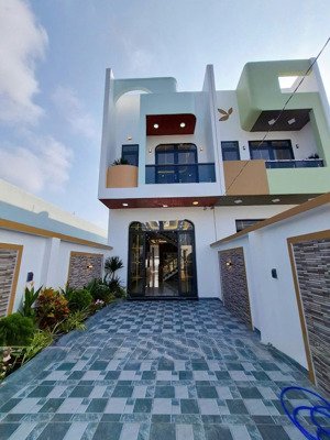 kẹt tiền em cần bán gấp căn nhà lầu giá hữu nghị ngay cây xăng thạnh phú