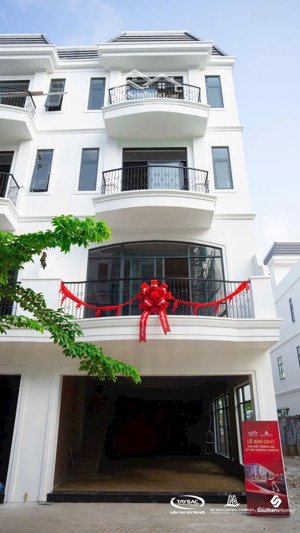 nhà sổ riêng diện tích 90m2, 1 trệt 3 lầu . sát bên aeon. nhận nhà kinh doanh ngay. lh 