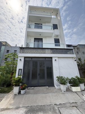 bán nhà 3 lầu sân thượng . diện tích đất 80.3m