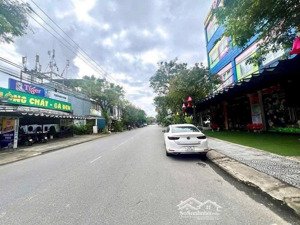 dãy trọ 5 phòng đường 10m5 hồ tùng mậu trục thông biển nguyễn tất thành . 108m2 ngang 4m5 .