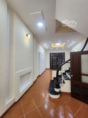 siêu rẻ bán nhà đê la thành,100ra phố, ngõ rộng, dân trí cao, đi lại thuận tiện, 52mx5tầng, 9tỷ5