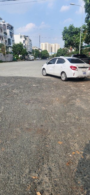 siêu phẩm dt to ngang 8m gần sân bay ,emart chợ , xe hơi đậu nhà , tách đc 2 căn chỉ 15 tỷ 200tr