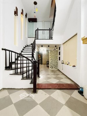 cc mình cho thuê cả nhà mặt ngõ 43 trung kính.9pnkk. ngõ thông, kd mọi loại hình kể cả chdv.