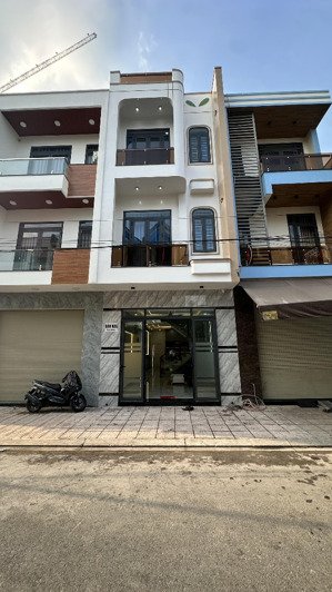 8392 bán nhà kdc 1 trệt 2 lầu shr, 3pn 4wc phòng thờ gần vincom 550 dĩ an, đường ô tô, chỉ 5,95 tỷ