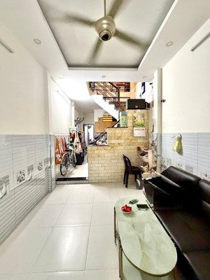 bình thạnh giáp quận 1
43m2, 2 tầng btct phường 22 bình thạnh.