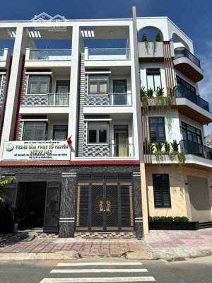 bán gấp nhà 4 lầu trục chính d1 đường 12m giáp làng đại hoc sổ riêng có hoàn công. giá đầu tư