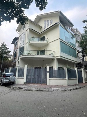 cho thuê biệt thự lô góc kđt trung yên 190m x 4.5 tầng thông sàn mới hoàn thiện đẹp giá 90tr