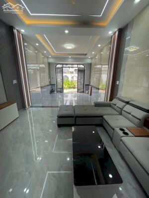 Bán nhà mới xây bửu hòa .Dt 80m2. chỉ 3tỷ950tr,cách đường Nguyễn tri phương 80m