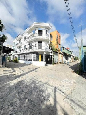 nhà lô góc 81m², hẻm 7m thông ô tô tránh nhau, 3 tầng mới, gần đường 18b, cách mt 40m