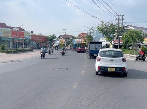 bđs 3 mặt tiền đường nhựa mt trần hưng đạo p đông hoà. dt 370m2 ngang 7m shr