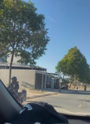 bán đất d11 trung tâm hành chính bàu bàng, chị con o bán về quê. giá hợp lí chuyển đổi. 