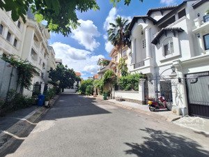 biệt thự siêu đẹp khu 216 nguyễn văn hưởng-thảo điền. dt: 10x20 với 386m2, nhà mới đẹp lung linh