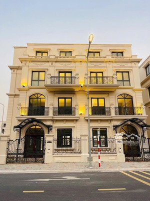 biệt thự đảo vua giá 15,1 tỷ (chiết khấu 35,5%) diện tích: 180m2 view thoáng gần công viên