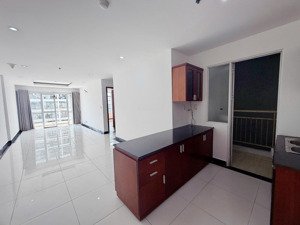 bán căn hộ giai việt - tạ quang bửu, phường chánh hưng, tphcm
dt 82m, 2pn, 2wc, tầng cao, view đ