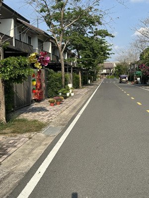 bán nhà phố vườn tại khu đô thị waterpoint,giá 4,1 tỷ, 90m2 với thiết kế hiện đại 1 trệt 1 lầu.