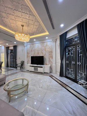 nhà phố góc 2 mặt tiền diện tích 8x20m, sân vườn thoáng mát. cho thuê full nội thất giá 40 triệu