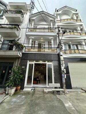 nhà đẹp 3tầng 4pn gần chợ minh phát, đường 7m oto ngủ trước nhà, cách mt tx21 400m, btct kiên cố