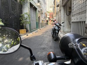 hẻm 4m lạc long quân,1 căn ra mặt tiền. dt 4,2x9m nở 5.2m 1 lầu.