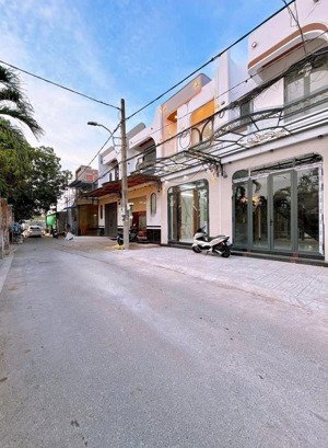 nhà phố 2 tầng mới 100% lộ rộng 8m. oto đậu trước nhà sổ hồng hoàn công tặng full nội thất cao cấp
