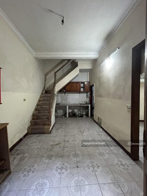 nhà dân xây kcbt chắc chắn, ngõ nông gần phố, ba gác đỗ cửa ,cửa sổ thoáng mát.