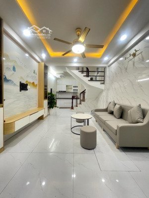 nhà 3 gác đỗ cửa, ngõ thông vòng quanh, 10m ra đường oto, dt 28m2 x 5t, mt 3,5m, chào giá 7,65 tỷ