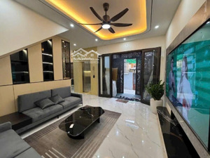 giảm 1 tỷ nhà hộ khẩu gia thuỵ, dt 60m², lô góc thoáng sáng, full nội thất, thang máy