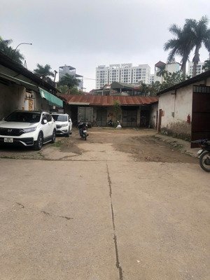 hiện e có kho diện tích 50m² tại khu vực gia thụy, long biên, xe cont đỗ tận nơi, có bảo vệ 24/24
