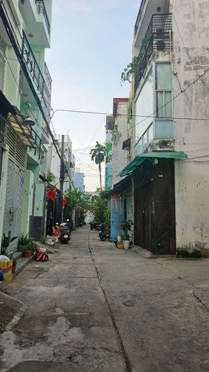 nhà hẻm 688 hương lộ 2, đường xe hơi vào. dân cư đông đúc. hẻm thông, an ninh