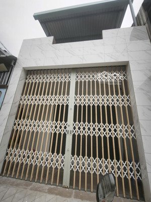 cho thuê nhà mới 100% hẻm ô tô lái thiêu, 1 trệt 1 lầu, xe hơi đậu sân. 6 triệu/tháng