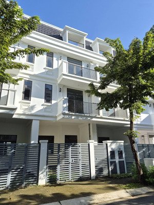 chính chủ cần bán gấp giá tốt căn nhà mới 4 tầng dt sử dụng 360m2 vị trí đẹp kế hồ bơi công viên