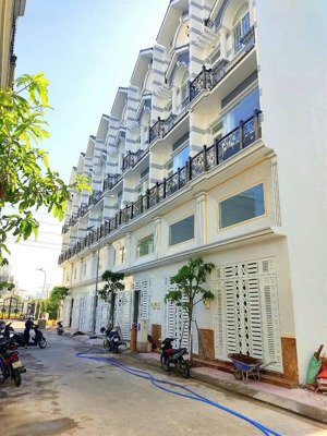 bán nhà mặt phố tại đường phú định, 6,39 tỷ, 180m2, 4pn, 3wc, hot!