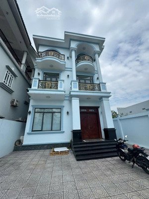 biệt thự hai lầu mặt tiền trục chính 47m kdc nam long 13 tỷ, tp cần thơ