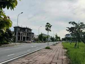 bán đất nền 400 mét vuông (20*20) hai mặt tiền, view hồ và công viên, khu đô thị mới nam vĩnh yên.