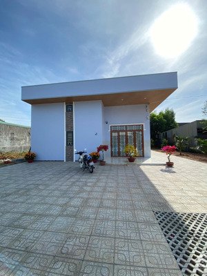 chính chủ cho thuê nhà mới xây, hoàn thiện 100%,diện tích rộng có sân vườn,sân đậu o tô thoải mái