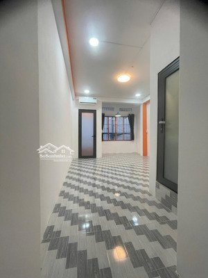 căn hộ rộng 30m2 ban công có nội thất cơ bản nằm ngay hàng xanh gần các trường học nhà đẹp