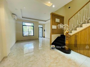 cho thuê nguyên căn nhà phố view hồ trục đường đẹp nhất dự án lakeview city nhà hoàn thiện mới đẹp.