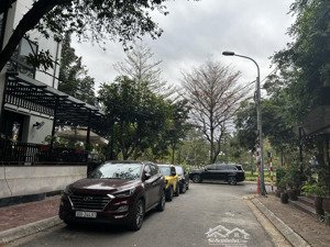 bán biệt thự đơn lập sài đồng, sát công viên hồ điều hoà. 215m2, 4 tầng, mt: 13m, giá 62.5 tỷ