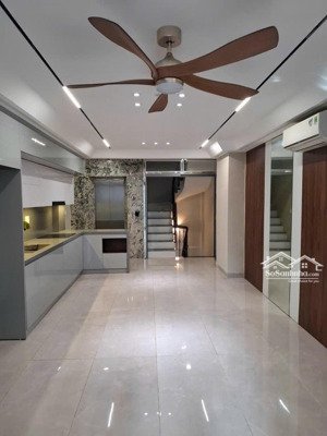 nhà mới 6 tầng - hồng tiến - ngõ thông - gara ô tô - cách mặt phố chỉ 30m.