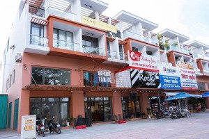 bán nhà phố 1 trệt 3 lầu trung tâm trà vinh , 100m2, 4pn, 2wc, mặt tiền 13m