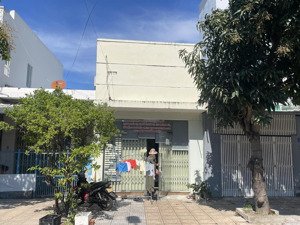 cần tiền bán gấp nhà mặt tiền đường lê thanh nghị sát đường tô hiệu lh: 