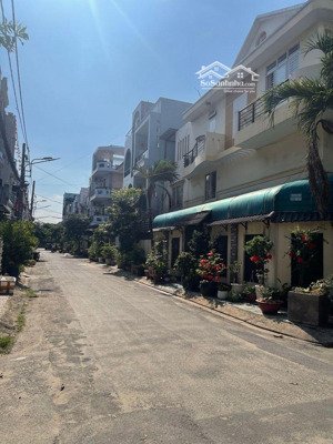 nhà cạnh sân bay , 74 m 3 tầng hẻm 8 m thông chỉ 6.7 tỷ oto ngủ nhà.