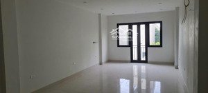 tôi còn 3 sàn vp cạnh aeon mall hà đông cần cho thuê 50m/1 sàn điện nước, giá thuê 7 tr/ sàn