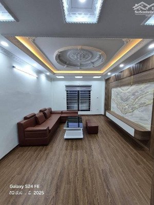 ô tô tránh+ vào nhà. 60m. nhà 4 tầng. nhỉnh 5 tỉ. nhà đông mỹ _ thanh trì. sổ đẹp .không quy hoạch