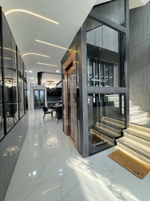 nhà 5 tấm xe hơi vào -thang máy 450kg .