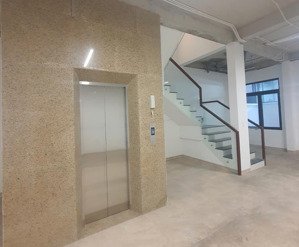 giá tốt - nhà phố 6 tầng - dt: 144m2(8x18), có bếp, thang máy, máy lạnh, chỉ 40tr/th gần vinschool