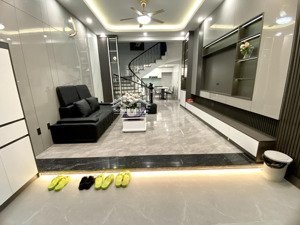 chìa khoá trao tay nhận ngay nhà mới tô hiệu phố . đi bộ vài bước chân ra mặt đường tô hiệu