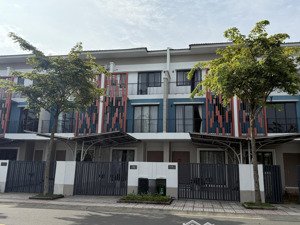 bán gấp nhà 3 tầng view công viên sẳn hợp đồng thuê