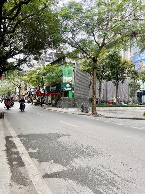 vip đội cấn -mặt ngõ thông - kinh doanh -dân xây-ô chờ thang máy .